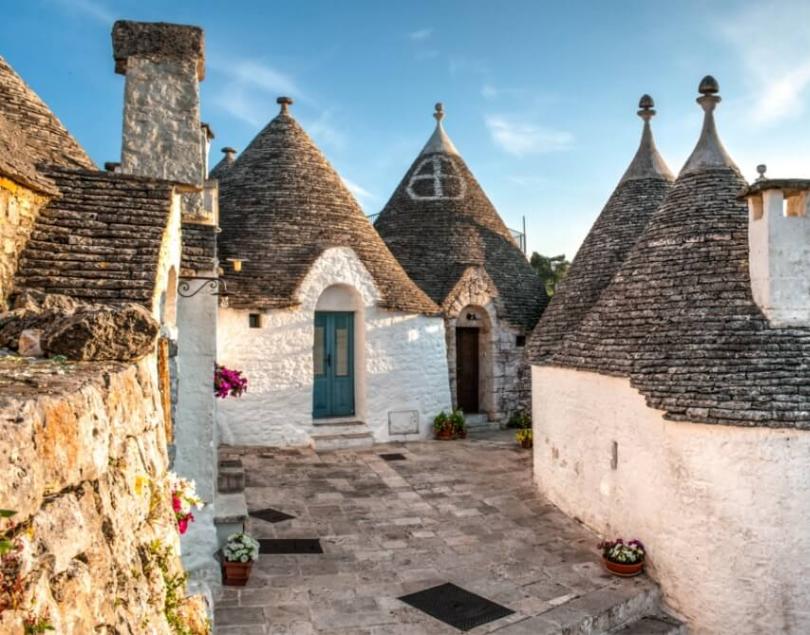 Trulli di Alberobello, case in pietra con tetti conici, patrimonio UNESCO.
